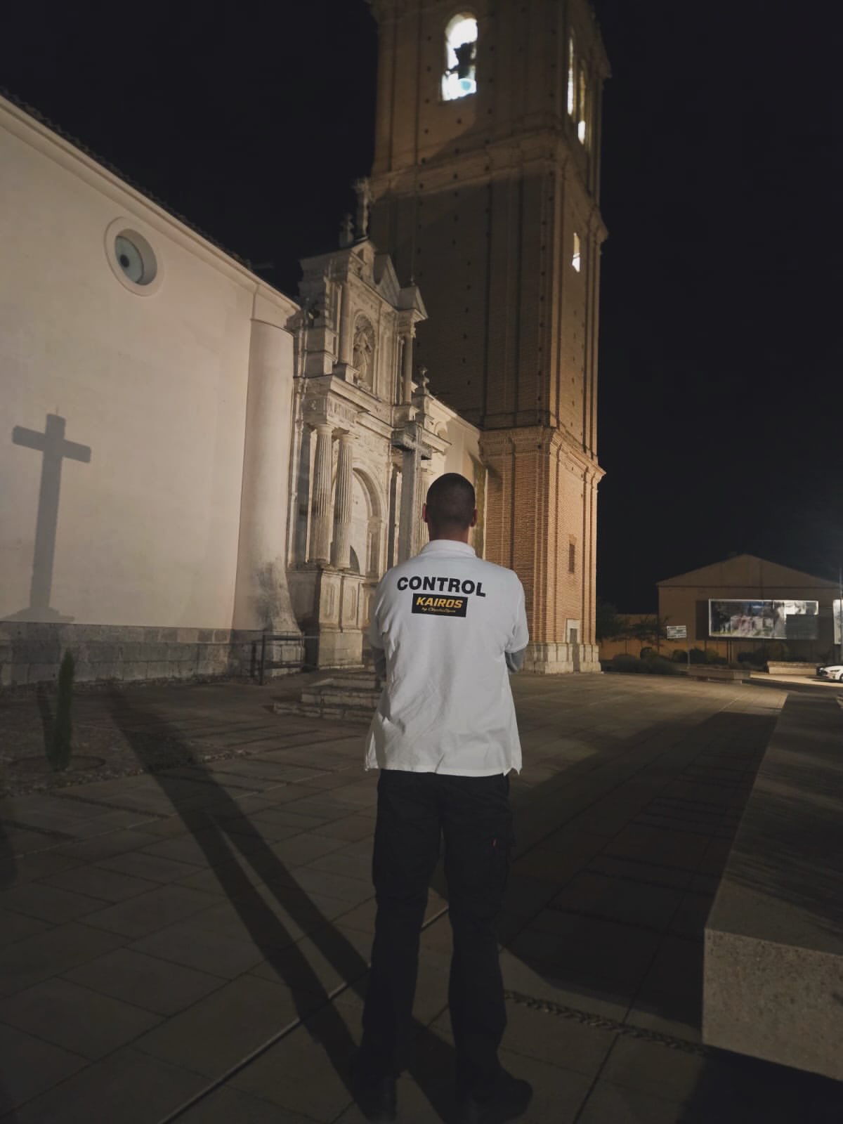 Personal de KAIROS atendiendo al público