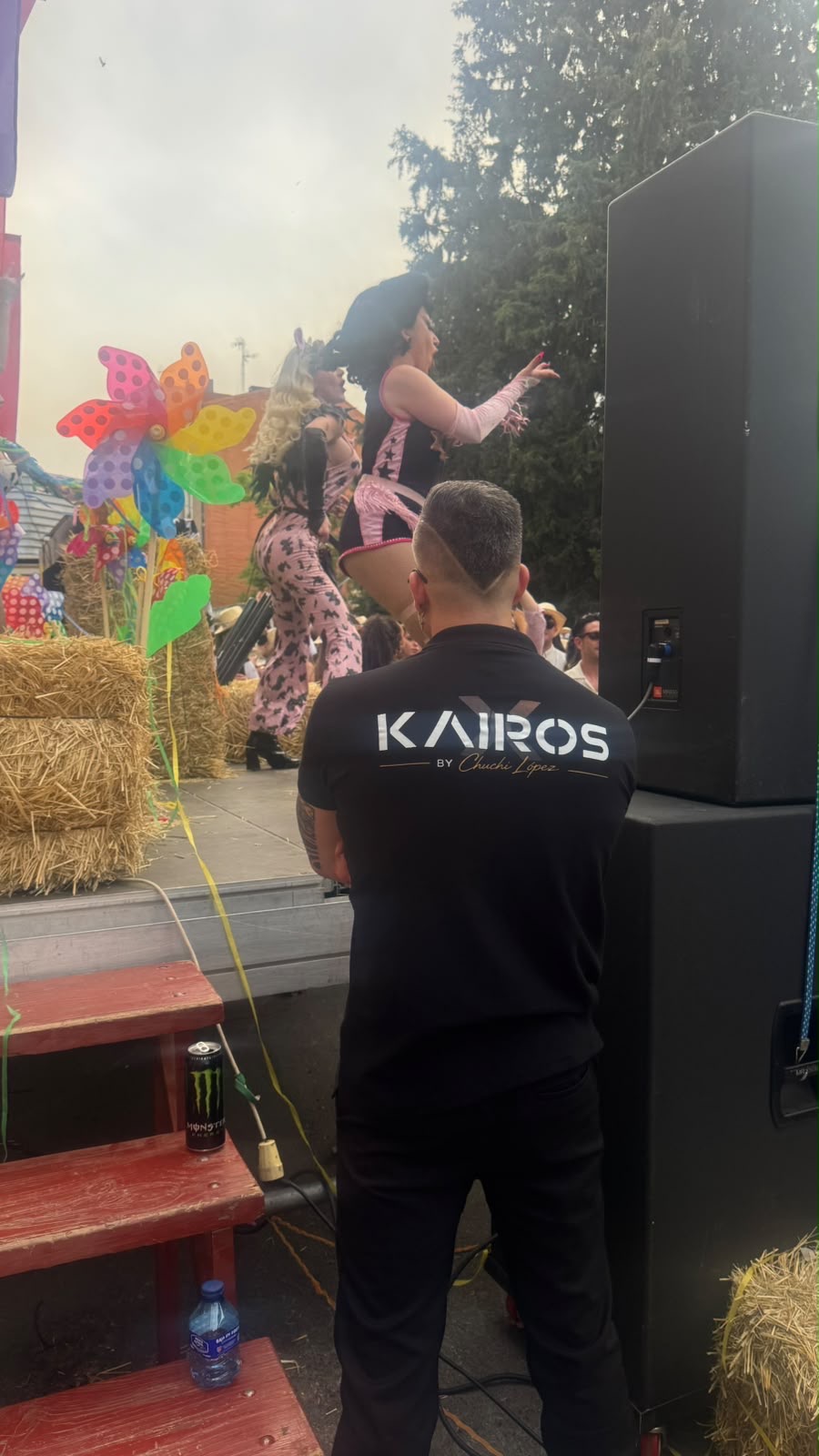 Profesional de KAIROS coordinando la operativa junto al escenario durante un evento