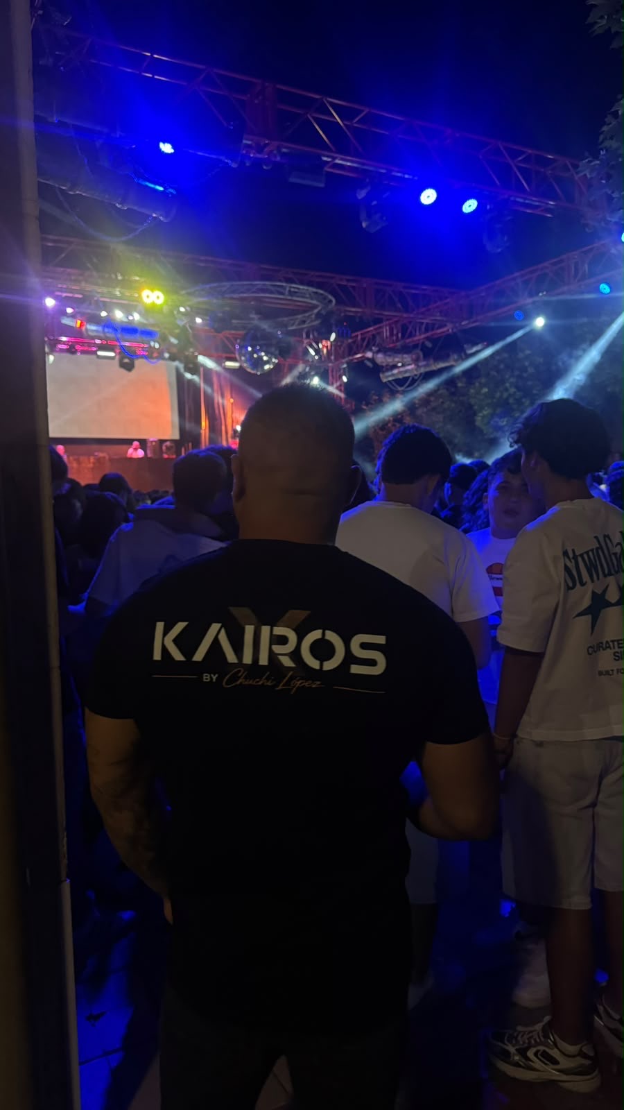 Equipo de KAIROS coordinando la seguridad y el público en un evento nocturno